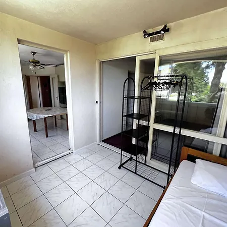 Appartement 3 Pieces Proche Et Commerces Avec Garage - Fr-1-702-74