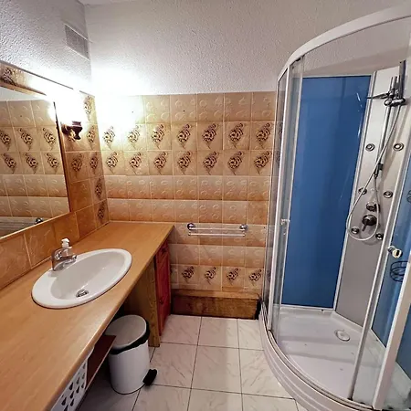 Apartament 3 Pieces Proche Et Commerces Avec Garage - Fr-1-702-74